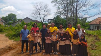 Warga Menang Raya Apresiasi Kinerja Camat dan Kapolsek Pedamaran ,dalam Perbaikan Jalan Desanya.