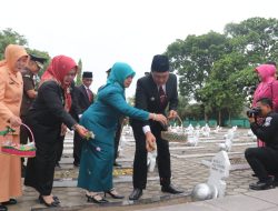 Pimpin Upacara Hari Pahlawan, Bupati Edison Tabur Bunga dan Serahkan Tali Asih