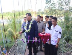 Bupati Edison Resmikan Kembali Jembatan Gantung Penghubung 2 Desa di EPD