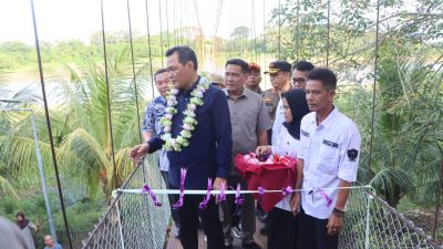 Bupati Edison Resmikan Kembali Jembatan Gantung Penghubung 2 Desa di EPD