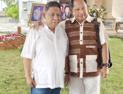 Momen Haru Pelukan Mendagri Tito Karnavian ke Umar Halim di Pusara Haji Halim