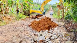 Antisipasi Terisolir, Masyarakat 5 Desa di Peninjauan Kompak Swadaya Perbaiki Jalan