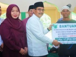 Pererat Silaturahmi di Bulan Suci, Wabup Rohman Serahkan Bansos Sekaligus Sholat Gaib untuk Almarhum H. Alex Noerdin
