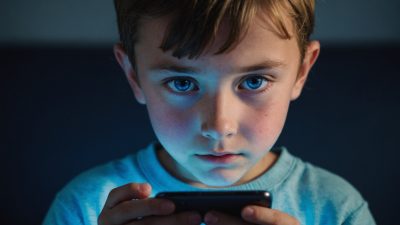Anak Kecanduan HP? Awas! Ini Dia Sisi Gelapnya yang Bikin Deg-degan!