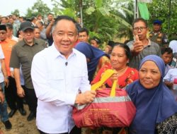 Wagub CU Tinjau dan Serahkan Bantuan Korban Banjir di Muratara