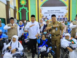 Sambut Kepulangan Kloter Pertama Haji Embarkasi Palembang, Wagub Cik Ujang Tekankan Pentingnya Menjaga Kemabruran Haji