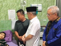 Wujud Kepedulian, Wakil Bupati Ogan Ilir Jenguk Warga Ulak Petangisan di Rumah Sakit