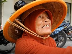 Nenek Juru Parkir Jadi Pahlawan, Gagalkan Pencurian Rp3,6 Miliar dengan Modus Pecah Kaca di Brebes