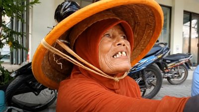 Nenek Juru Parkir Jadi Pahlawan, Gagalkan Pencurian Rp3,6 Miliar dengan Modus Pecah Kaca di Brebes