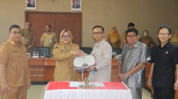 Plt Bupati Sumarni Serahkan Raperda Pertanggungjawaban APBD 2025 kepada DPRD