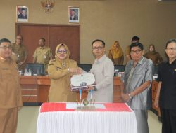 Plt Bupati Sumarni Serahkan Raperda Pertanggungjawaban APBD 2025 kepada DPRD
