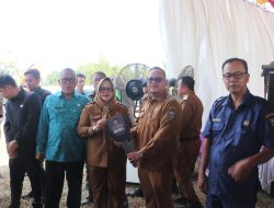Bunga Desa, Plt Bupati Sumarni Serahkan Bantuan Mobil-RTLH