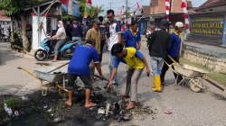 Lapas Tanjung Raja Turun Tangan Atasi Drainase Tersumbat, Bersama Warga Bersihkan Gorong-Gorong