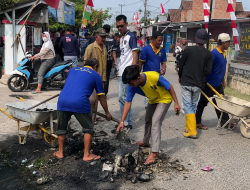 Lapas Tanjung Raja Turun Tangan Atasi Drainase Tersumbat, Bersama Warga Bersihkan Gorong-Gorong